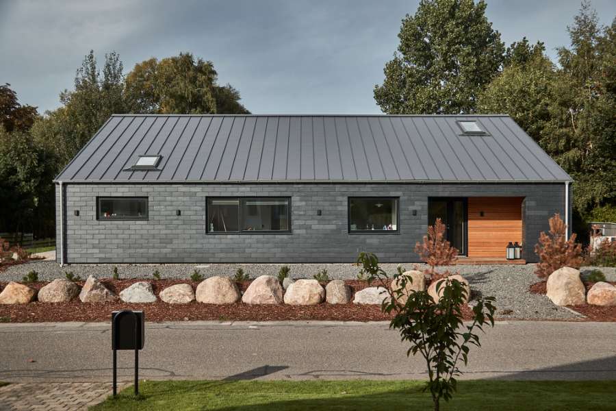 Slate, wood and steel profiles in stylish symmetry, Mågevej 11, 4040 Jyllinge